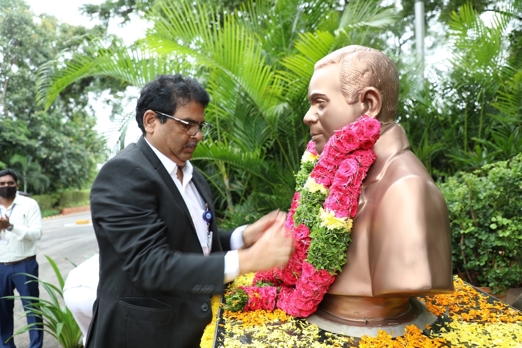 Dr Dinesh Srivastava, CE, NFC gardling the bust of Dr. N.Kondal Rao.