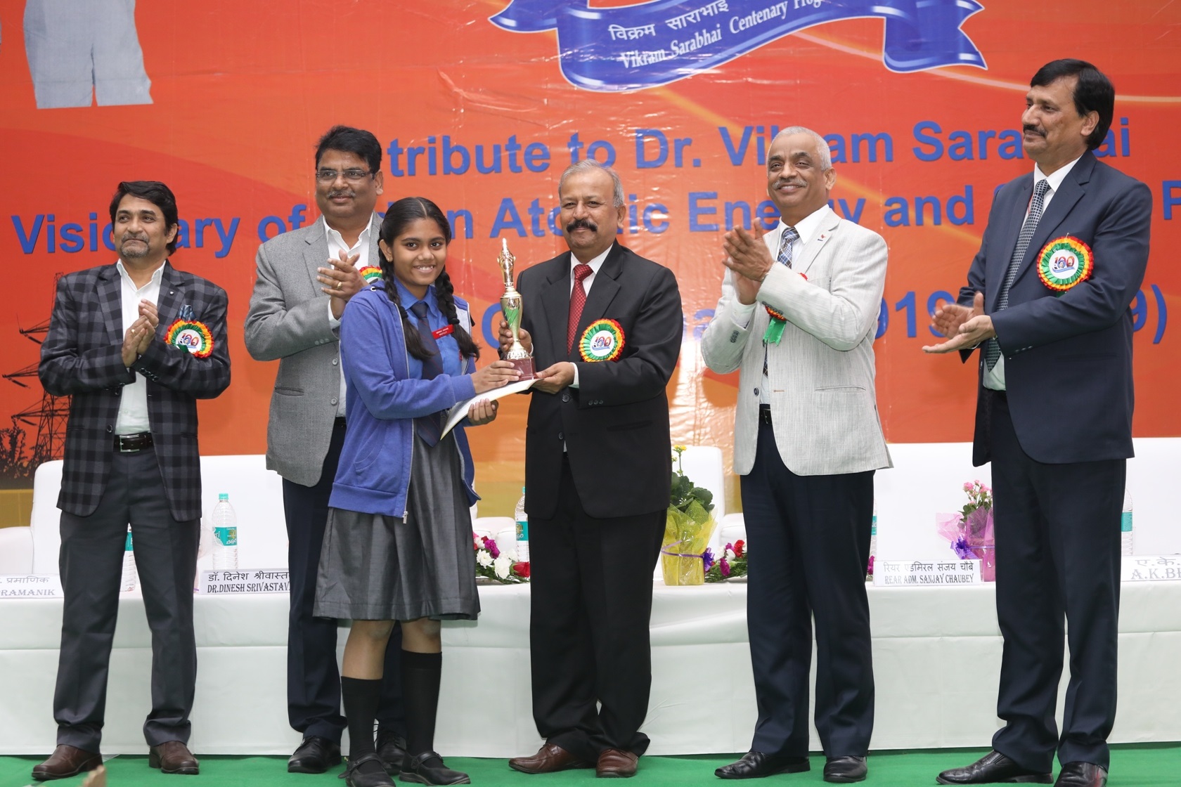 Shri MB Verma, Chief Guest giving away the Prizes