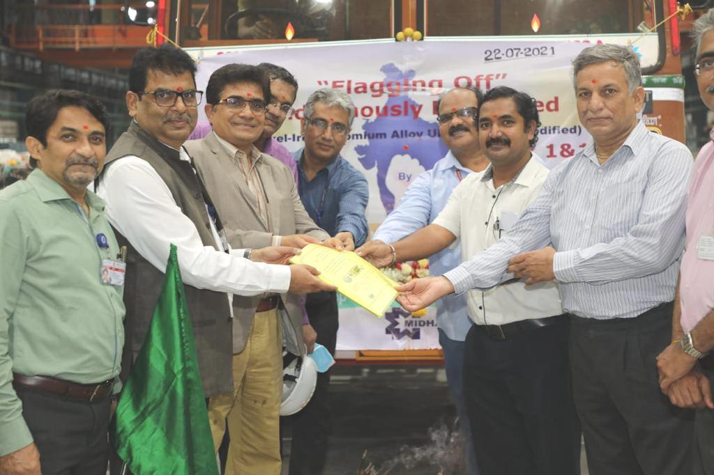 Dr.Dinesh Srivastava, Chairman and CE,NFC handing over documents to BHEL and NPCIL dignitaries.