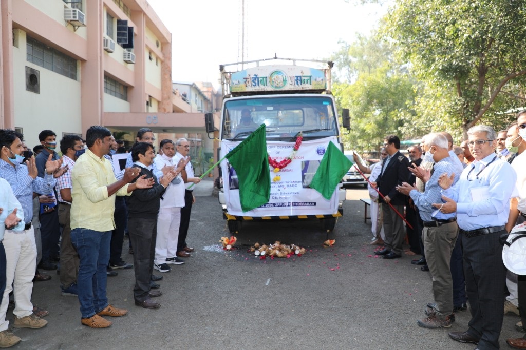 Flag off of tubes by Dr Madan Gopal Krishnan, Director Material Group, BARC & Dr. Dinesh Srivastava, Chairman & Chief Executive, NFC.