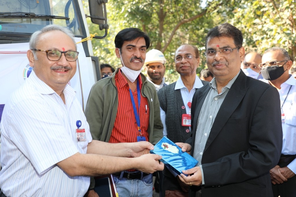 Dr Madan Gopal Krishnan, Director Material Group, BARC presenting memento to CE, NFC.
