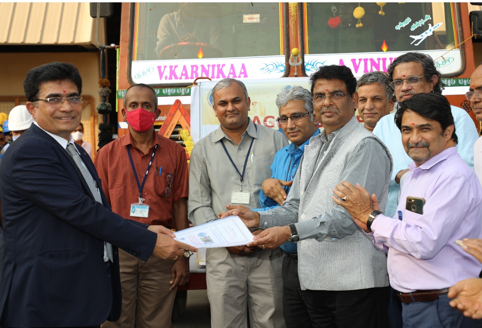 Dr. Dinesh Srivastava, Chairman and CE, NFC handing over documents to Shri S.K.Jha, Chairman and MD, Midhani.