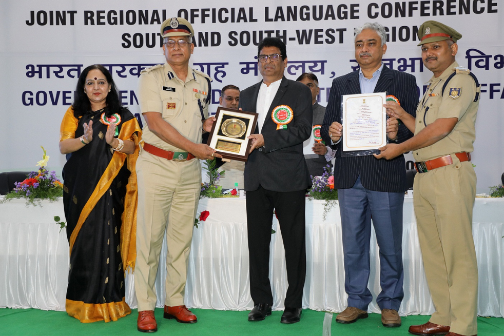 Dr. Dinesh Srivastava, Chairman & Chief Executive, NFC and Dr. V.M. Tiwari, Director NGRI, Hyderabad presenting Shield and Certificate