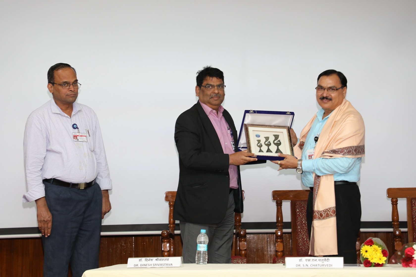 अतिथि वक्ता डॉ.एस.एन.चतुर्वेदी को शॉल एवं स्मृतिचिह्न भेंट कर सम्मानित करते हुए डॉ.दिनेश श्रीवास्तव, मुख्य कार्यपालक, नाईंस। साथ में खड़े हैं श्री एन. विजयराघवन, उप मुख्य कार्यपालक (प्रशासन एवं लेखा)