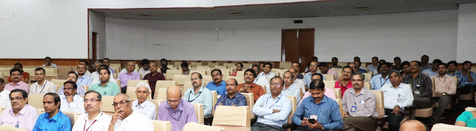 समारोह में उपस्थित अधिकारी एवं कर्मचारीवृंद