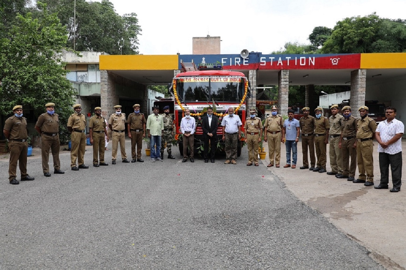 Group photo of fire service staff with chief guest.