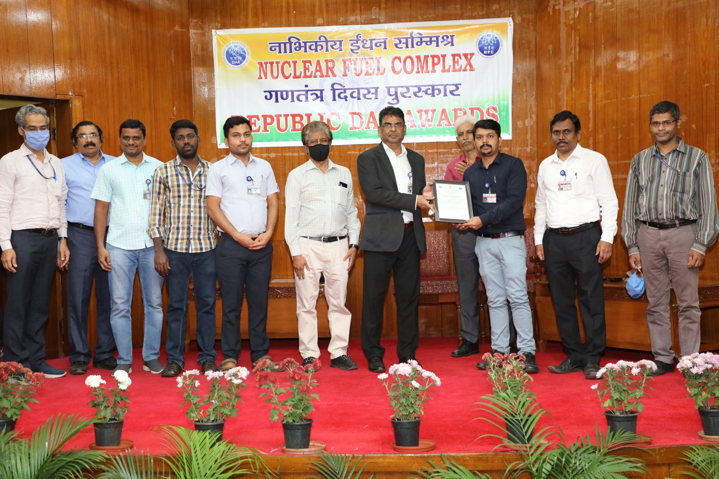 Group Award presenting for “Replacement of stinger and balancing of 4x2 Ton Load cell assembly of 280 dia VAR Furnace at New Melt shop” to M-Melting and IMS-T.
