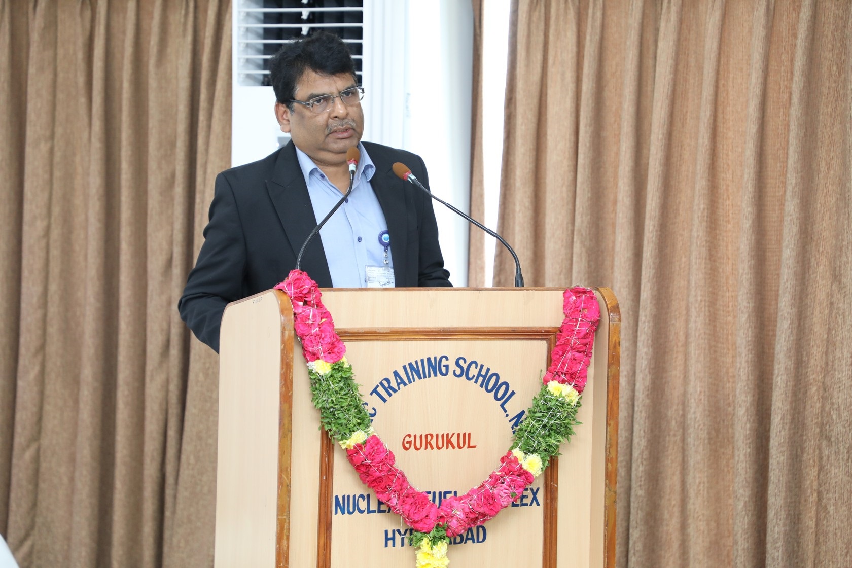 डॉ. दिनेश श्रीवास्तव, अध्यक्ष एवं मुख्य कार्यपालक, नाईंस एवं अध्यक्ष, रा.भा.का.स., नाईंस, हैदराबाद  मुख्य अतिथि के रूप में संबोधित करते हुए