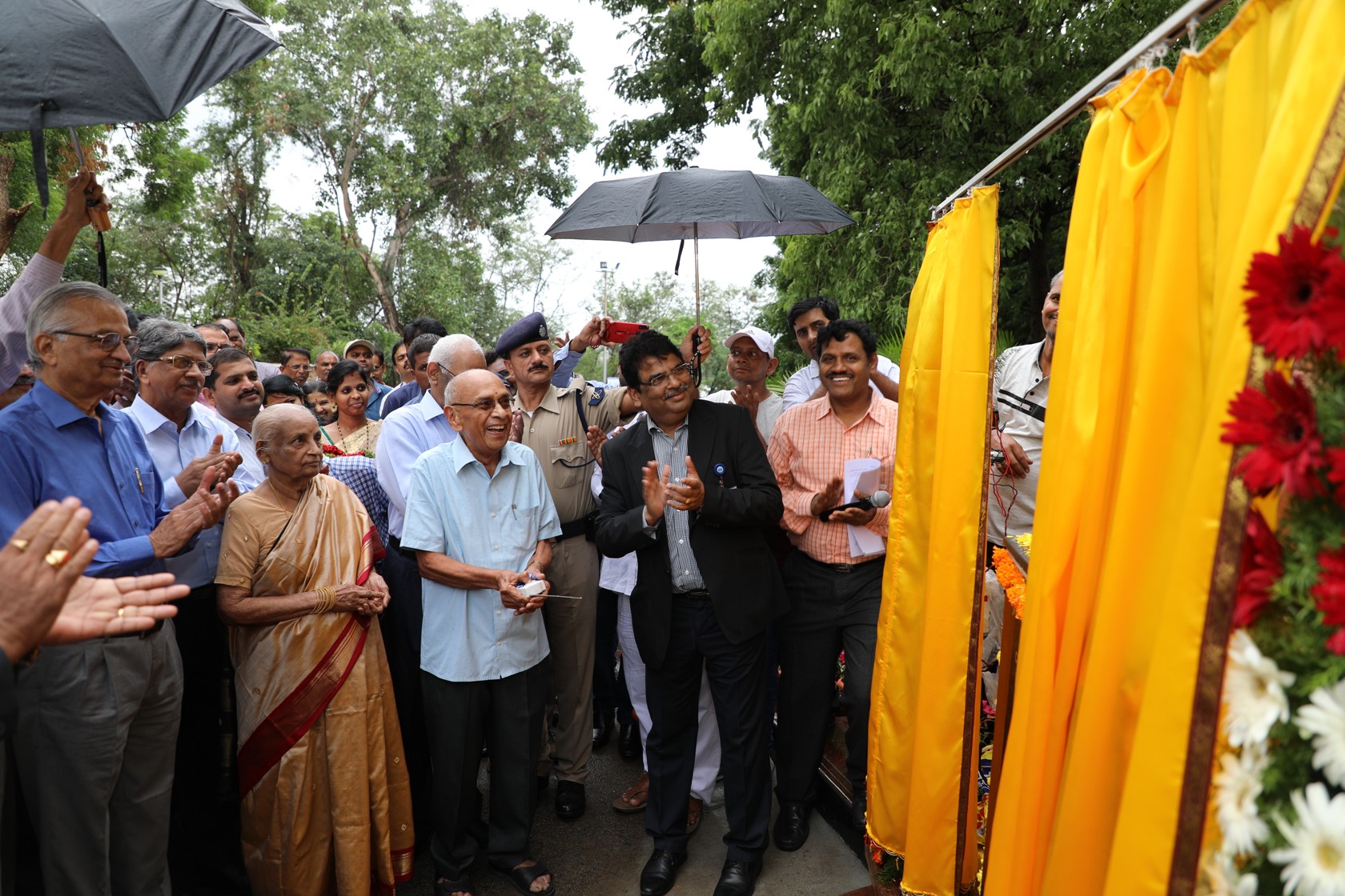 Shri K. Balaramamoorthy, Former Chairman & CE, NFC unveiling the  bust.