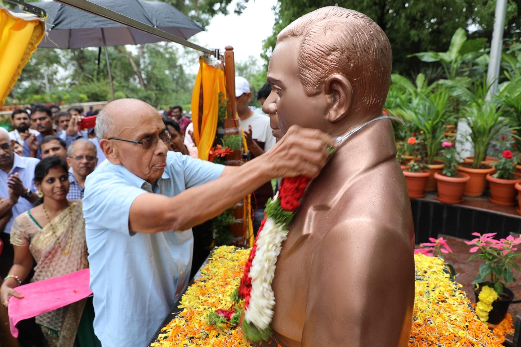 Shri K. Balaramamoorthy garlanding the bust of Dr.N Kondal Rao.