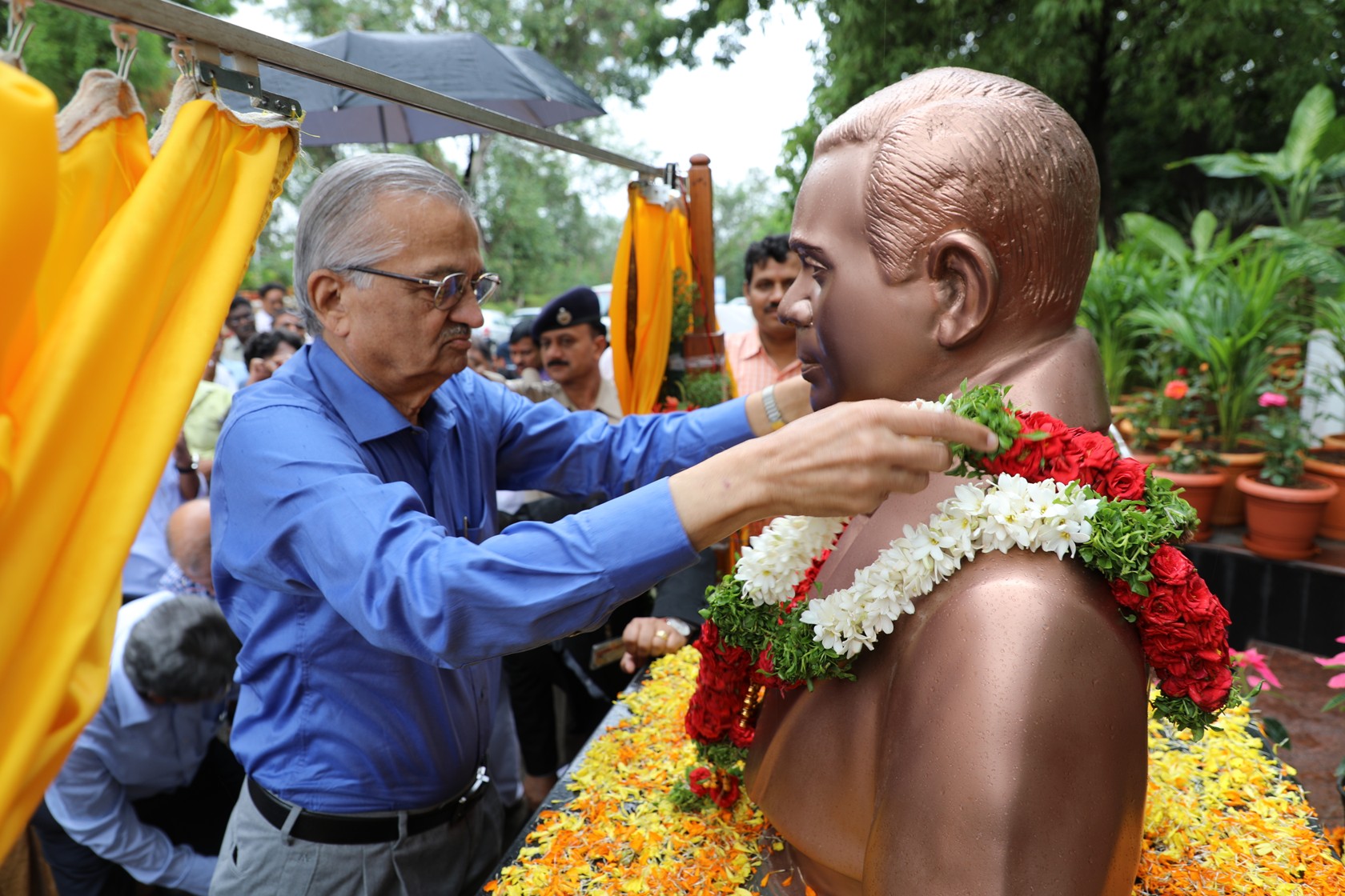 Dr. Anil Kakodkar garlanding the bust of Dr. Kondal Rao.