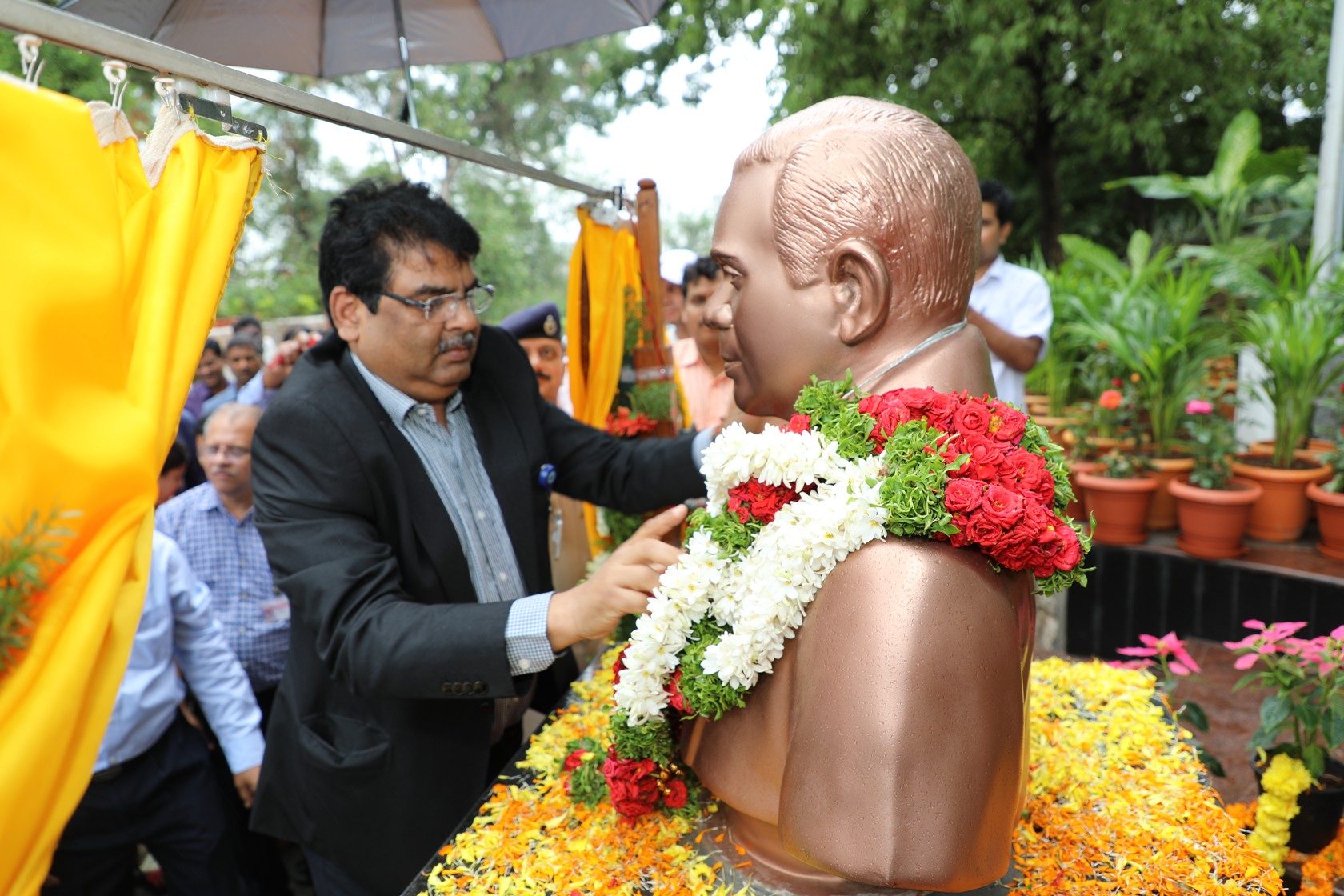 Dr Dinesh Srivastava garlanding the bust of Dr. N.Kondal Rao.