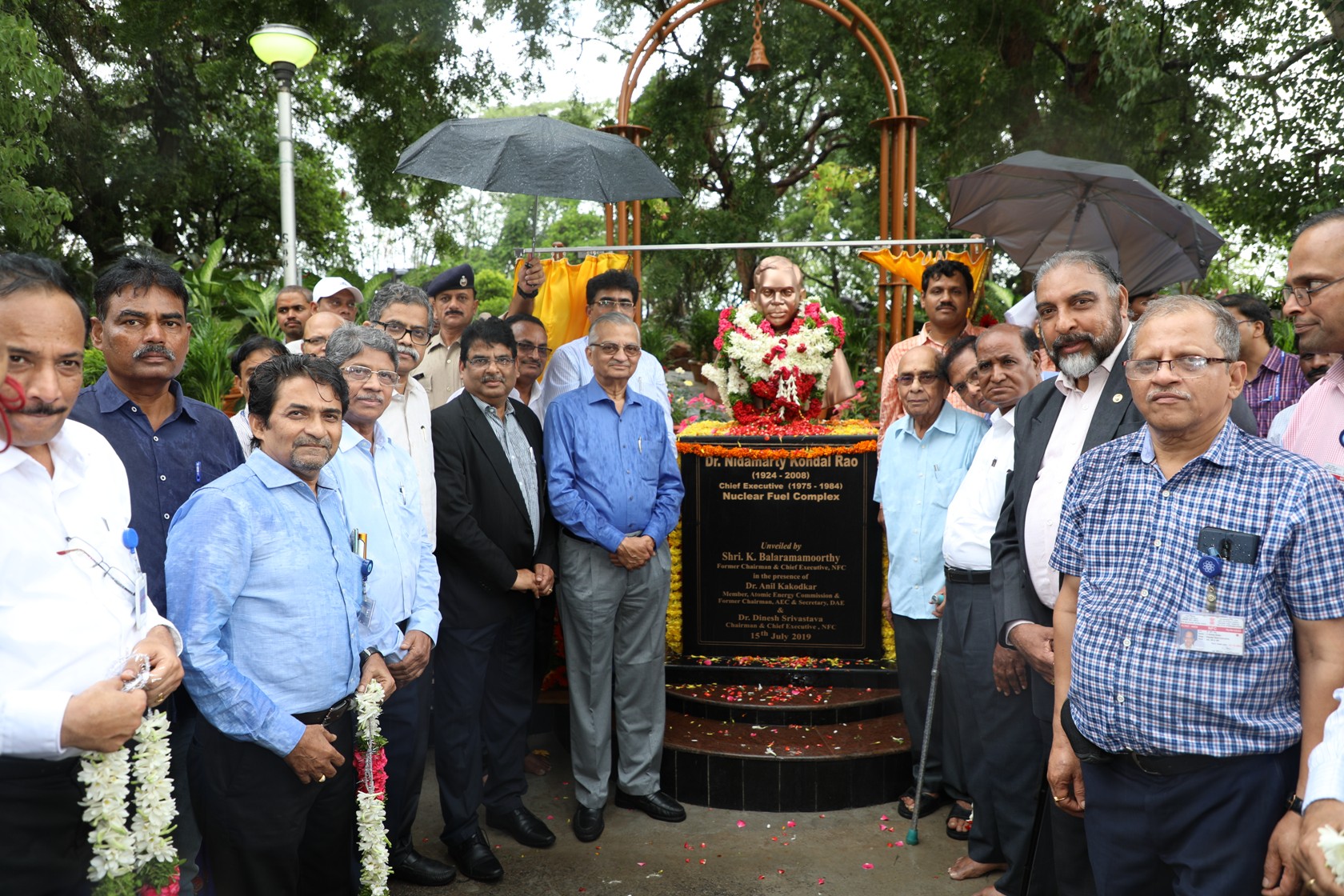 Dignitaries at the Bust.