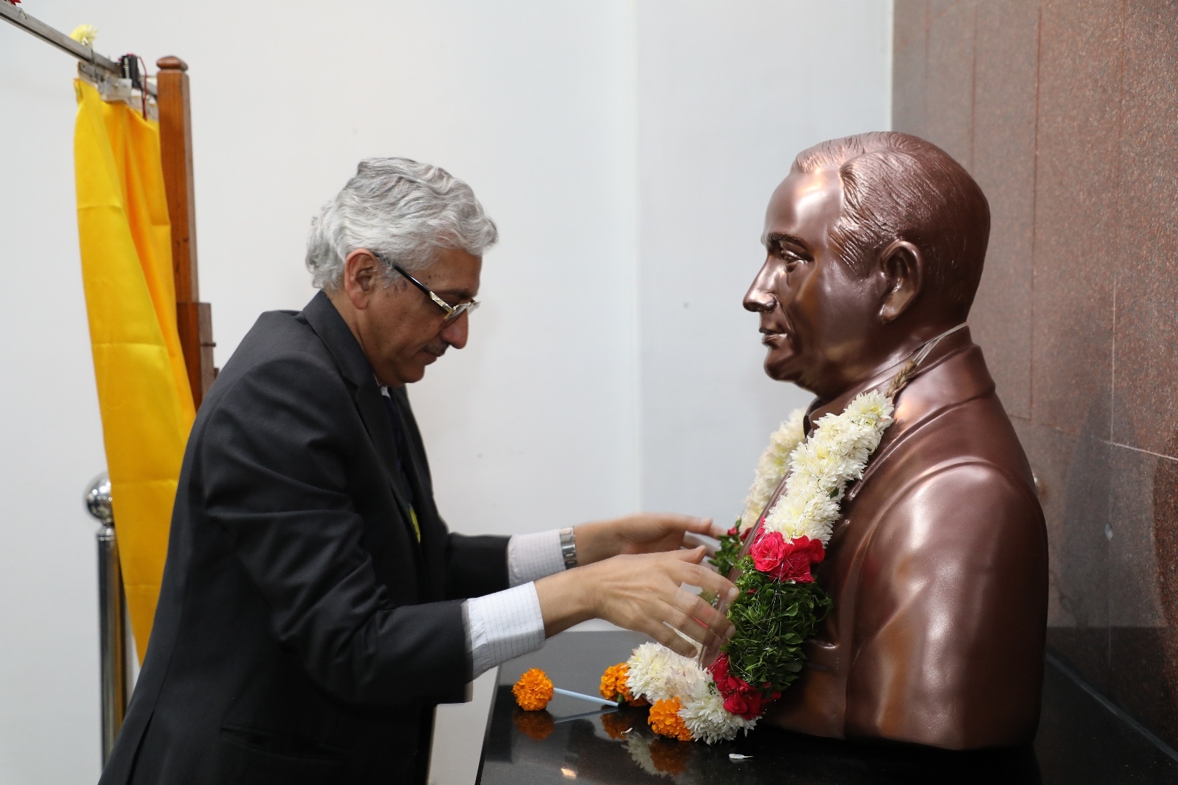 Floral tribute to Dr. Vikram Sarabhai after unveiling his bust.