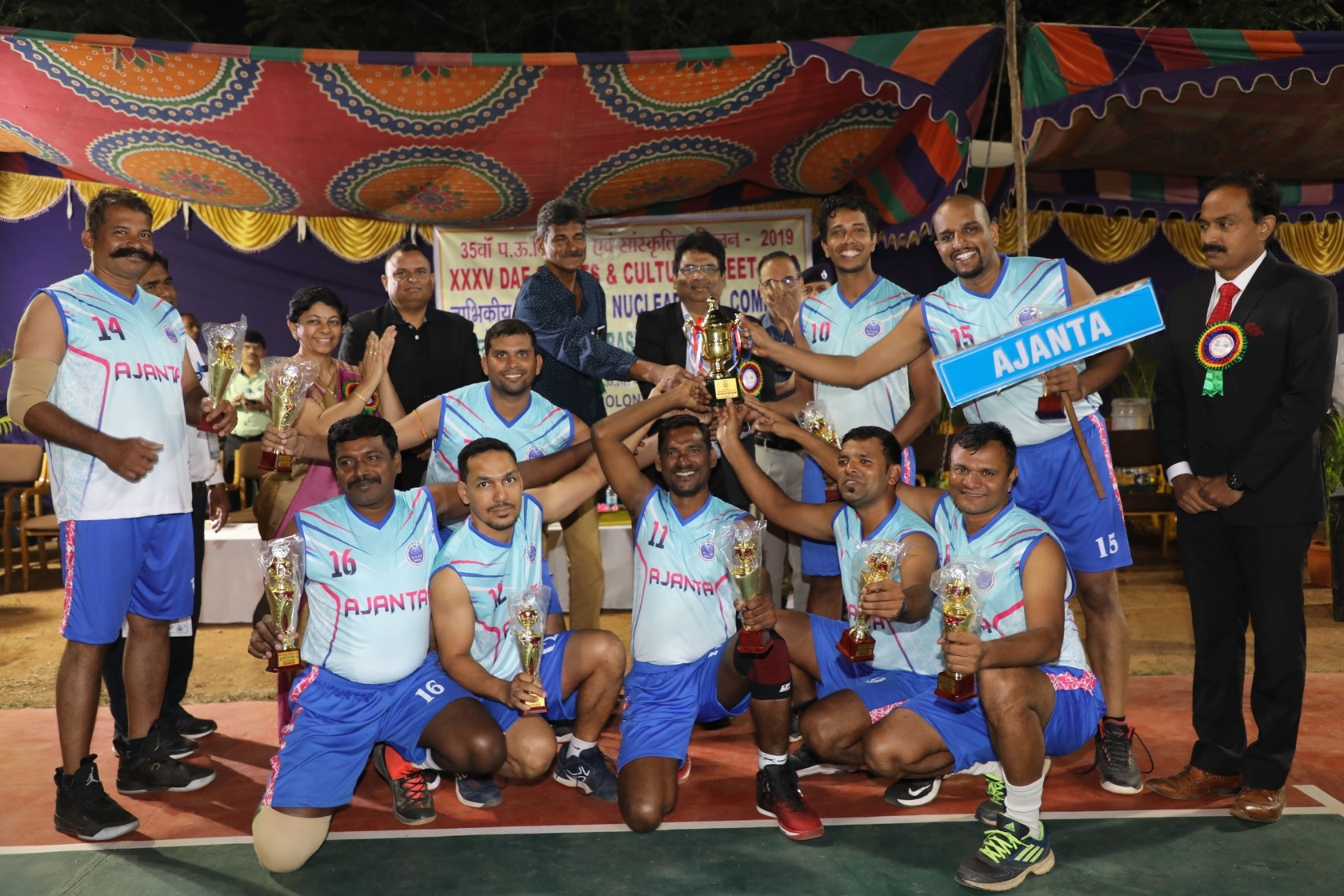 Runner up team Ajnata along with Trophy .