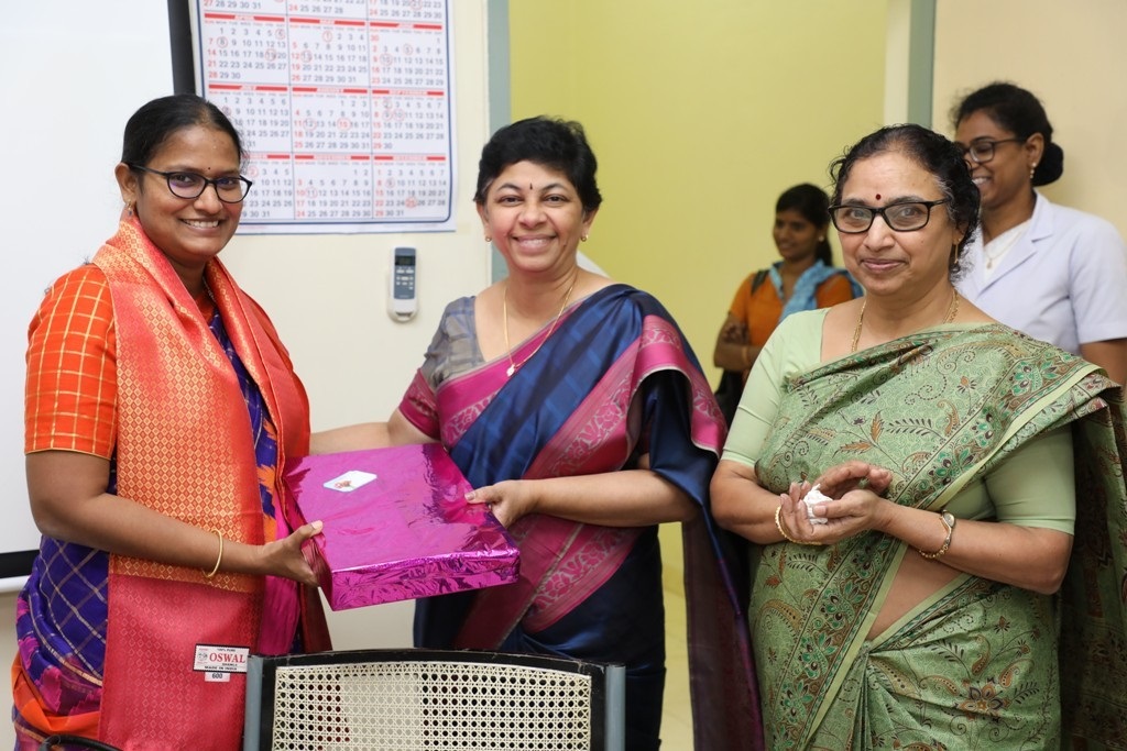 Dr Vasundhara receiving Momentoes from the Chief Guests.