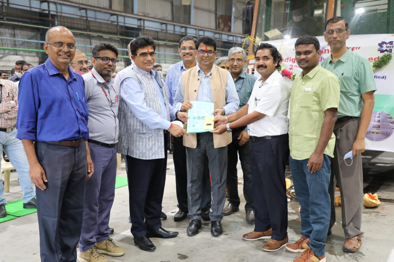 Chairman and CE, NFC Dr.Dinesh Srivastava handing over documents to BHEL and NPCIL dignitaries.