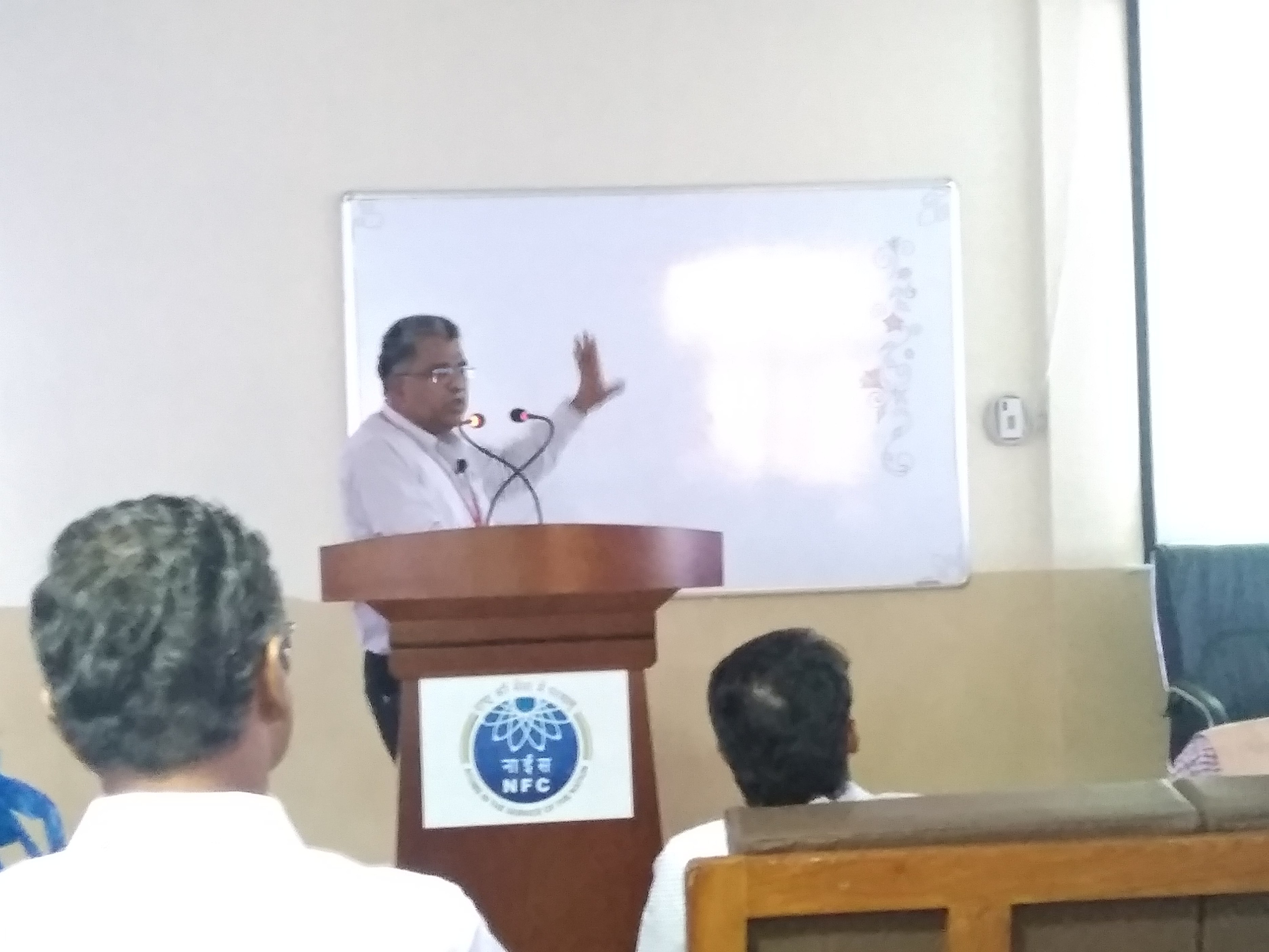 Shri Puthiyavinayagam delivering the lecture