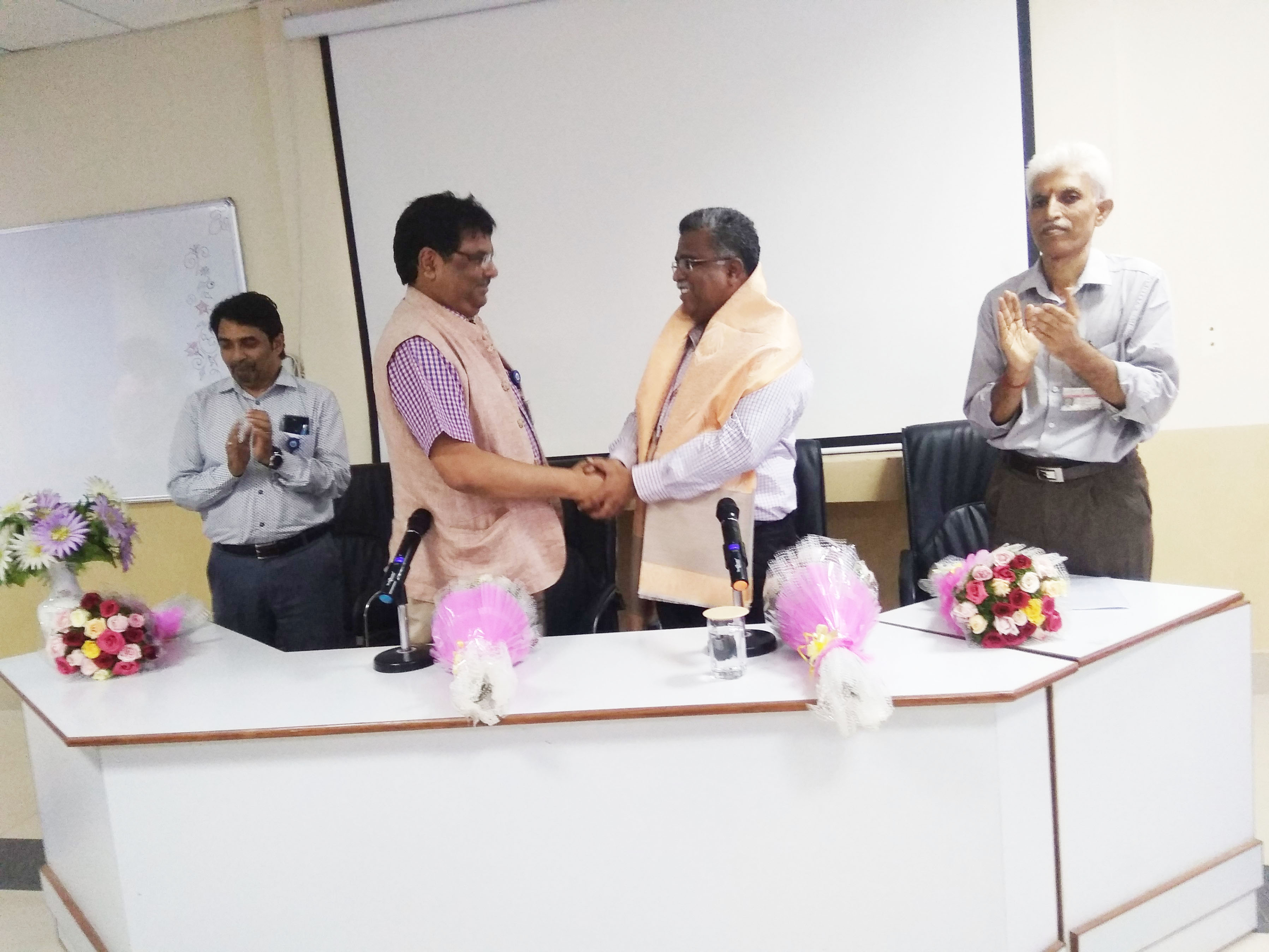Dr. Dinesh Srivastava, CE, NFC felicitating Shri Puthiyavinayagam